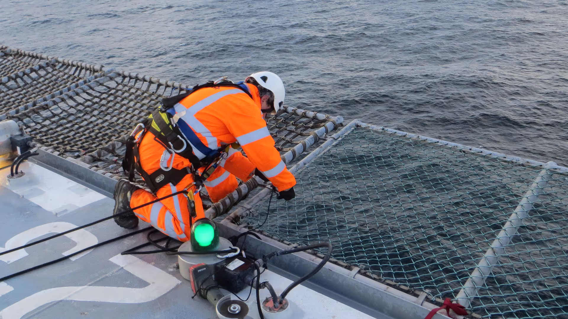 Helideck perimeter netting installation - Hanze Platform 