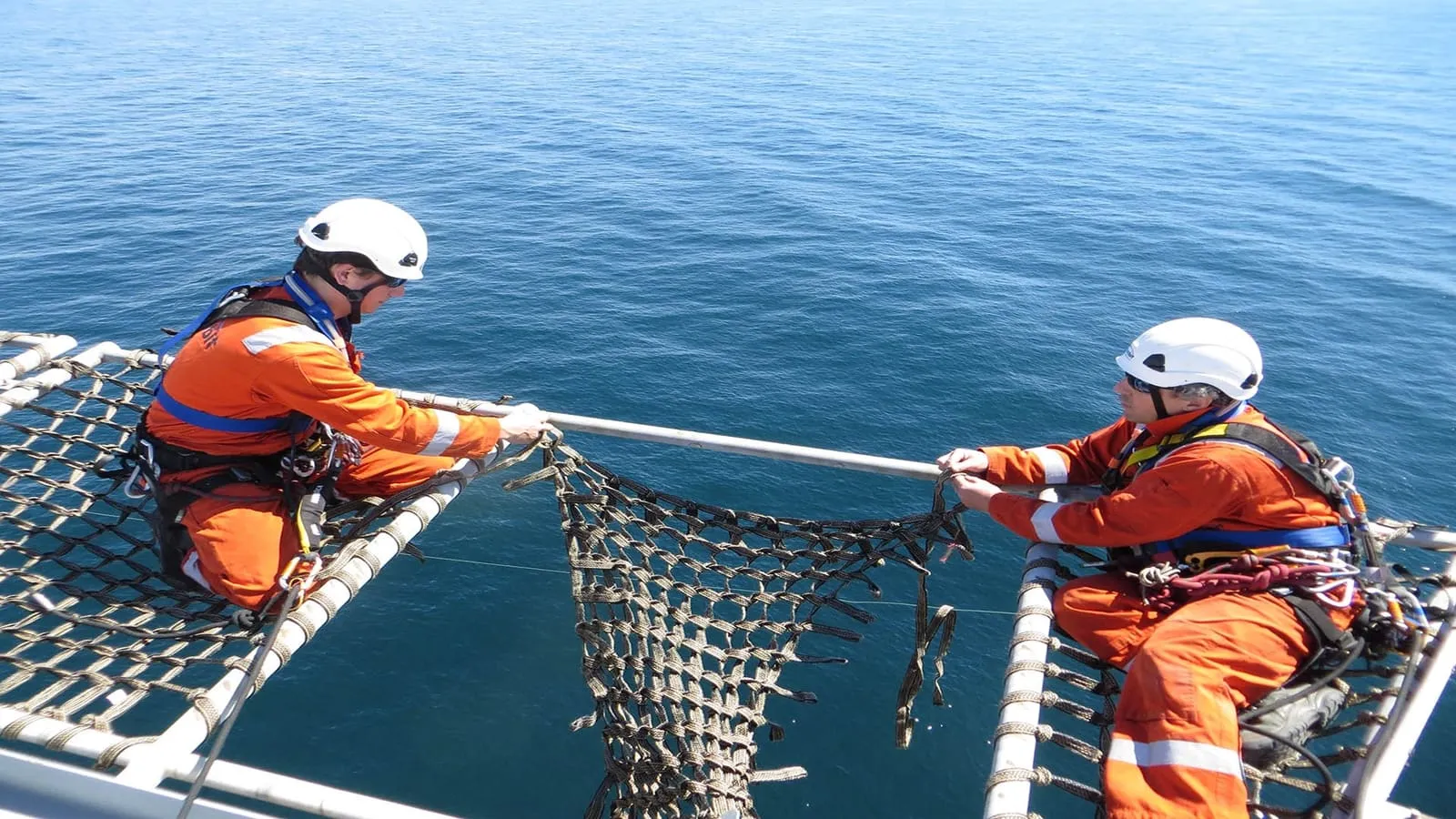 Helideck perimeter netting installation 