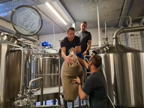 Conbit selected the best ingredients for brewing beer. This is very similar to selecting the right lifting method for lifting outside the reach of cranes.
