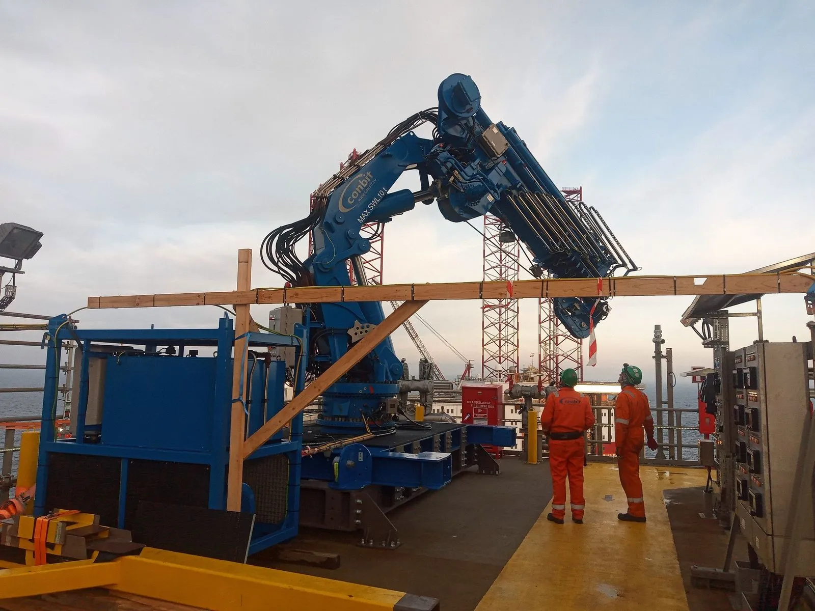 Knuckle boom cranes to heavy lift cranes or standard offshore cranes. Conbit services all.