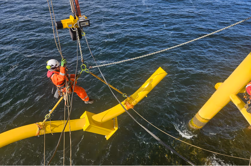 Rope access technicians from Conbit expertly installed lifting systems beneath the deck during the J-Tube installation at Riffgat Offshore Substation. Their precise and safe operations ensured efficient handling of complex rigging tasks, showcasing the value of advanced rope access techniques in offshore projects.