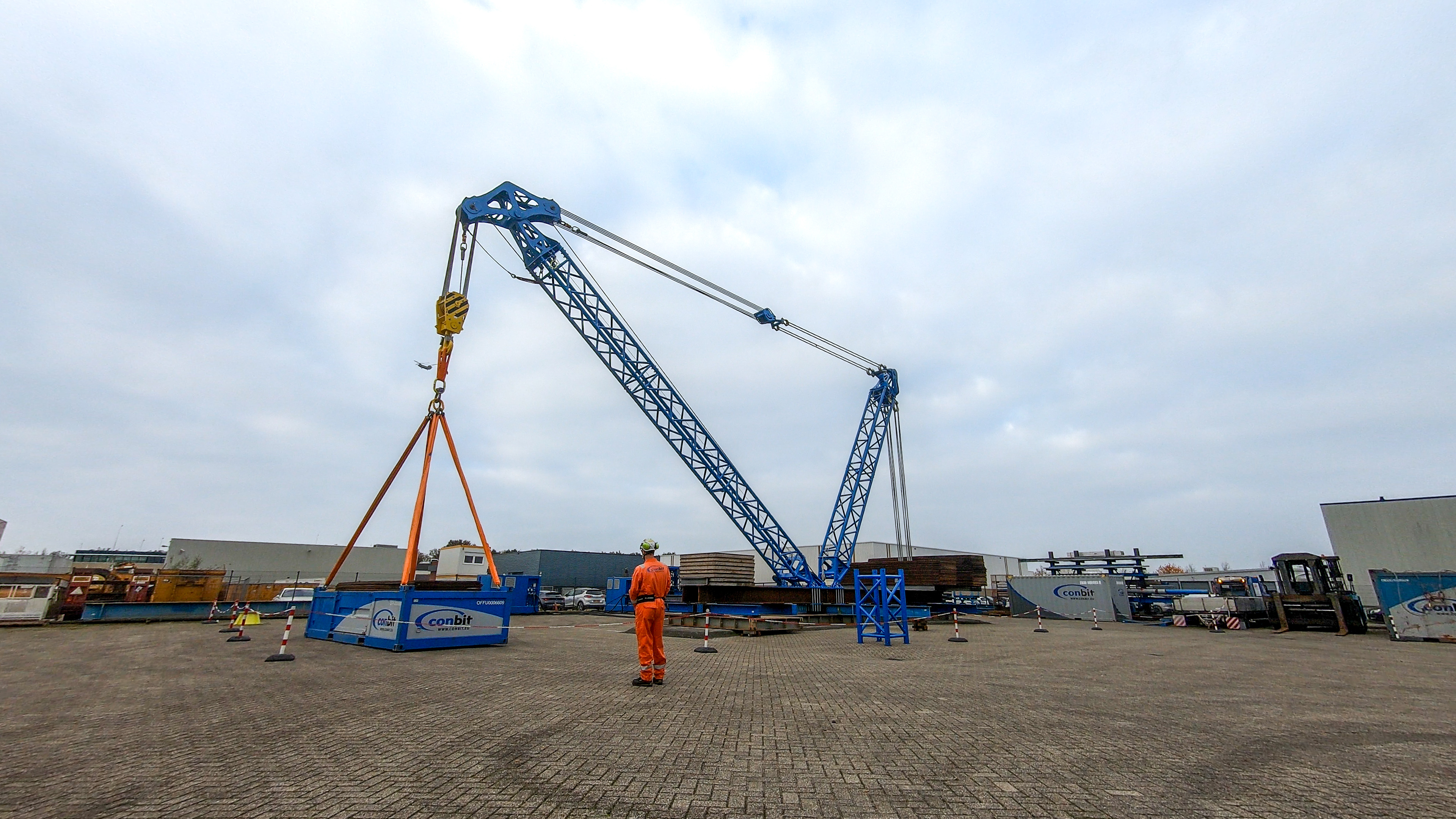 The SL900 Lifting System is used for offshore lifts exceeding 165 ton making it a reliable and flexible alternative to crane vessels.