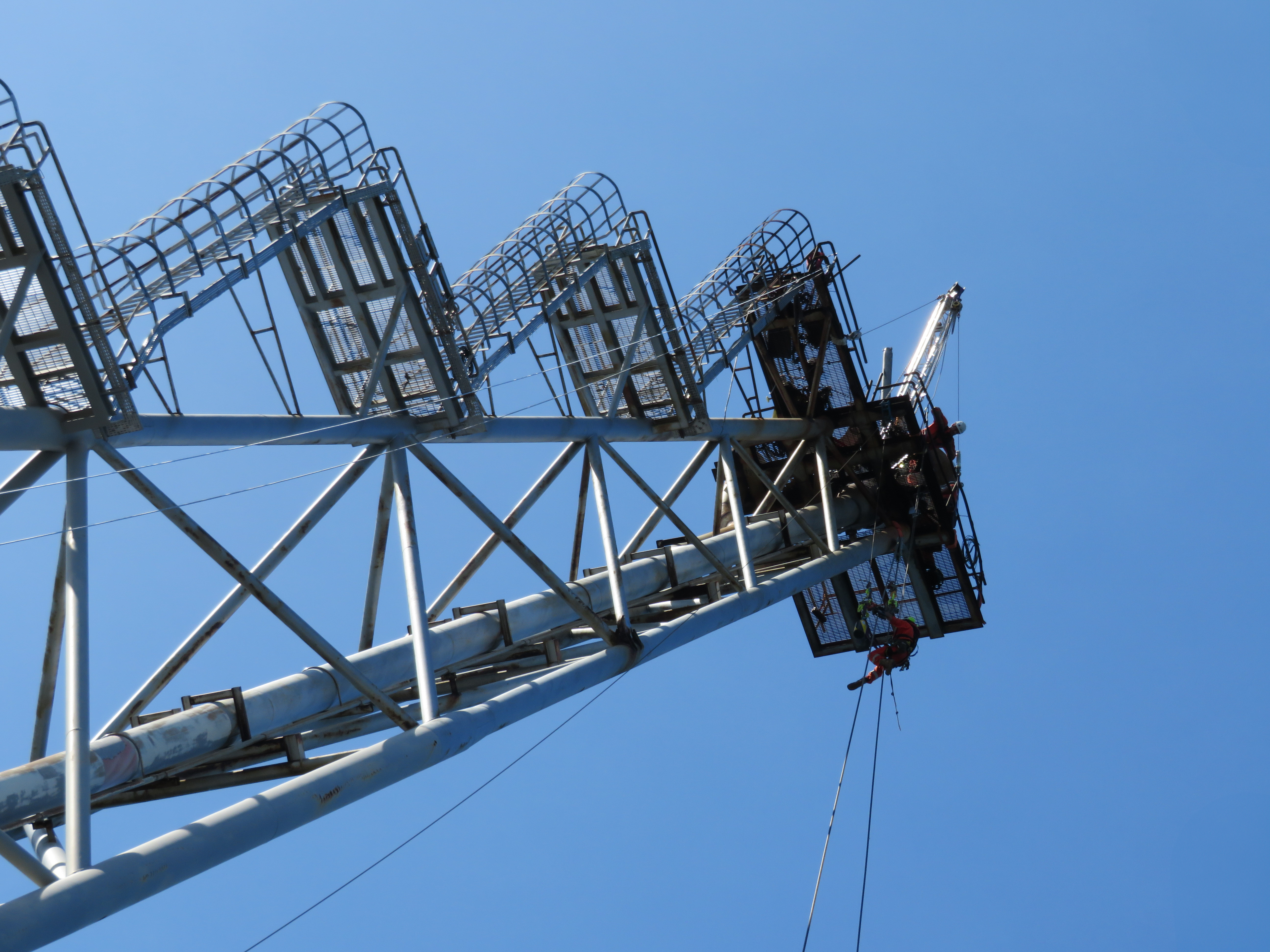 Flare tip replacement approach with modular lifting system 