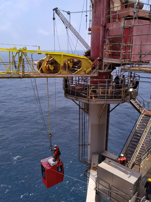 The crane cabin is lifted using a modular lifting system that is configured for this job specifically by Conbit. 