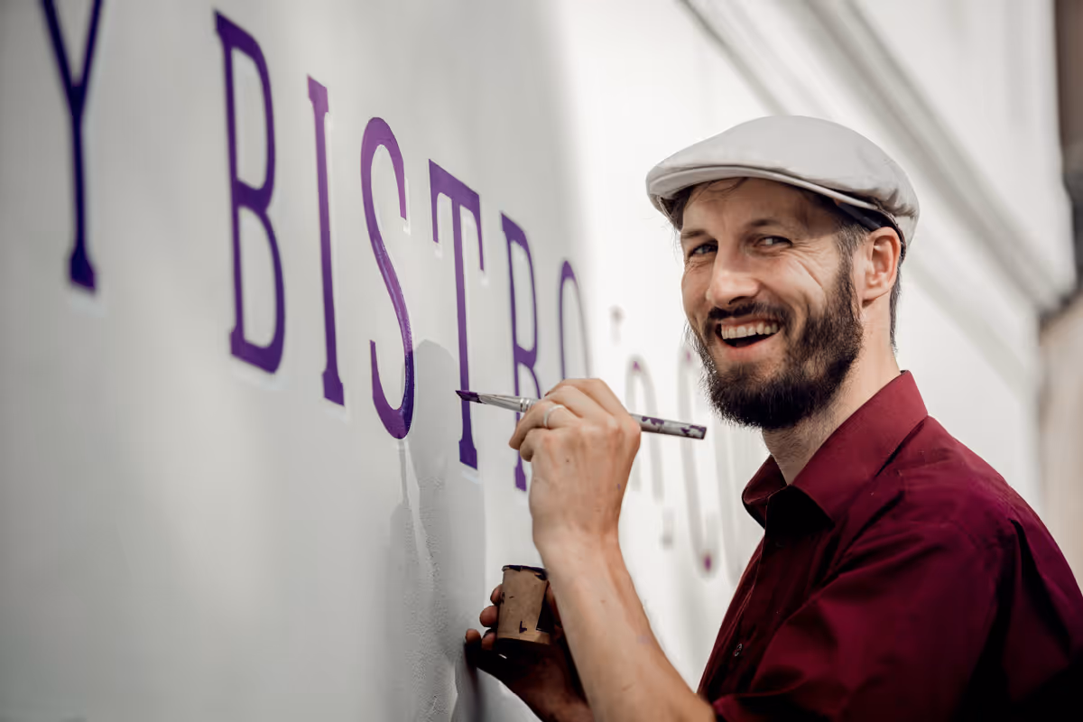 písmomaliar Teo z Košíc – ručne maľované nápisy, sign painting a realizácie pre značky a priestory