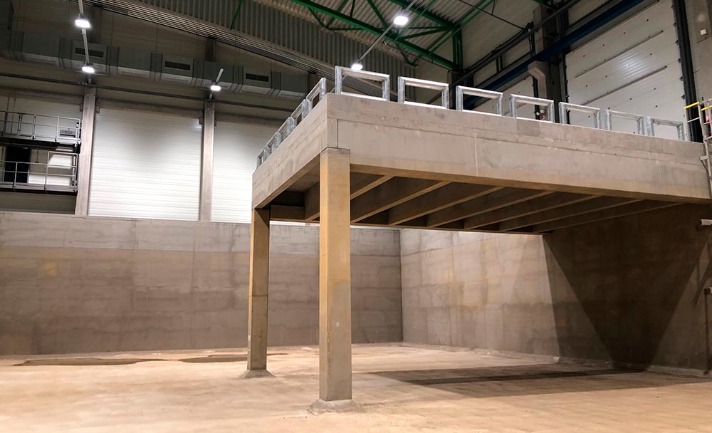 Interiér průmyslového objektu společnosti SUEZ s technickým zázemím.