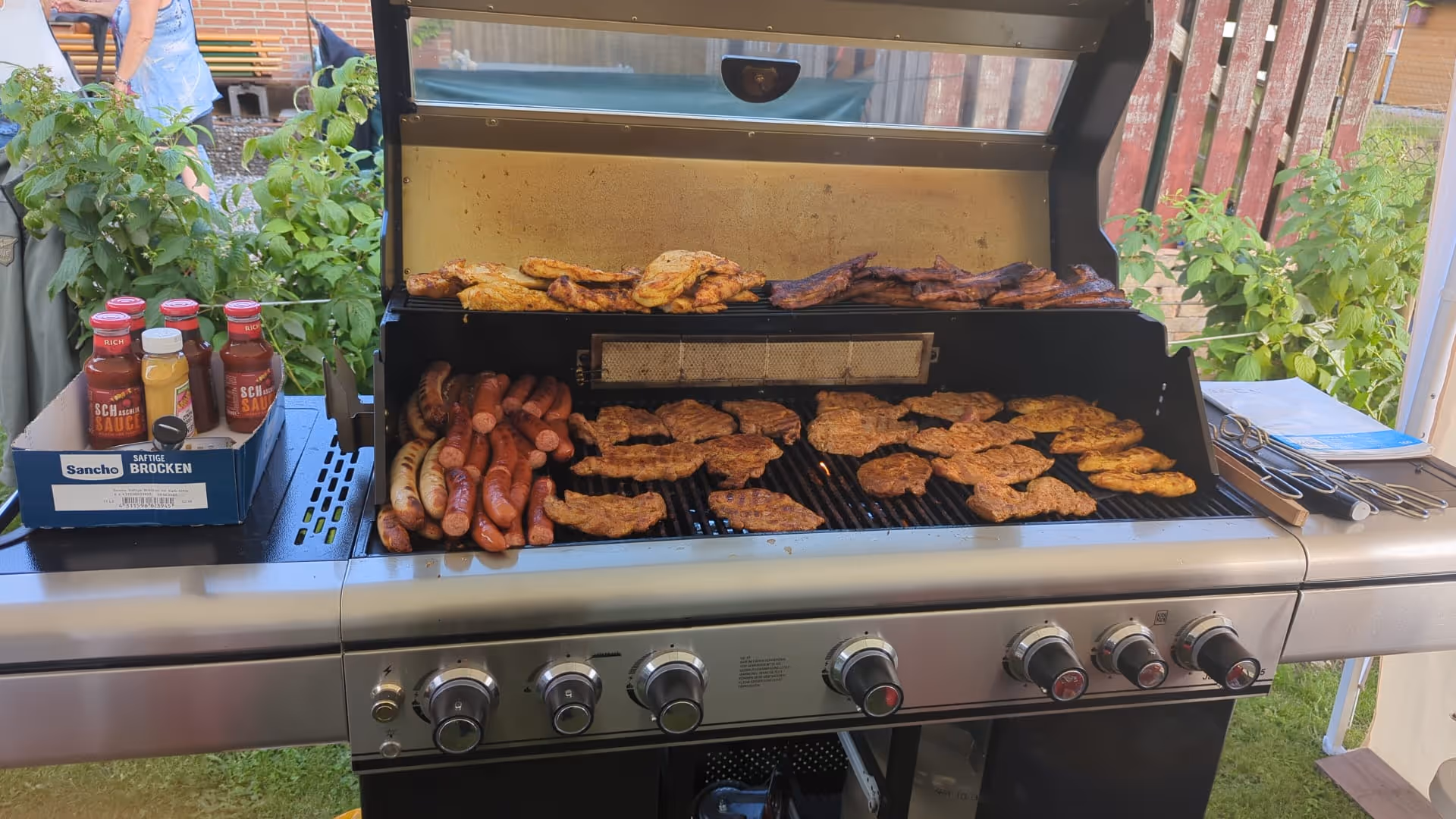 Frisch gegrillte Wuerstchen und Schnitzel