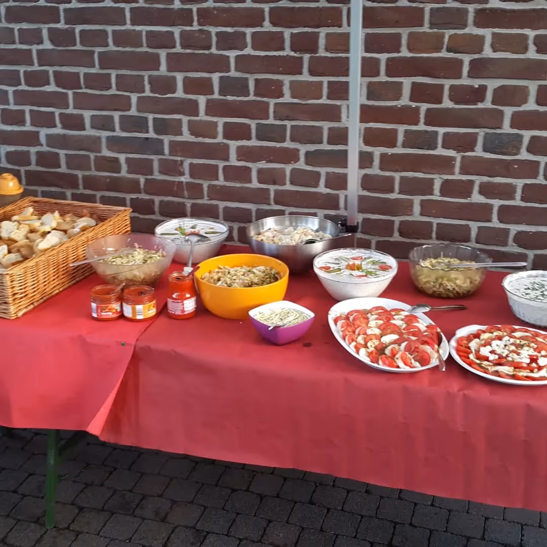 Frisches Buffet mit Salaten