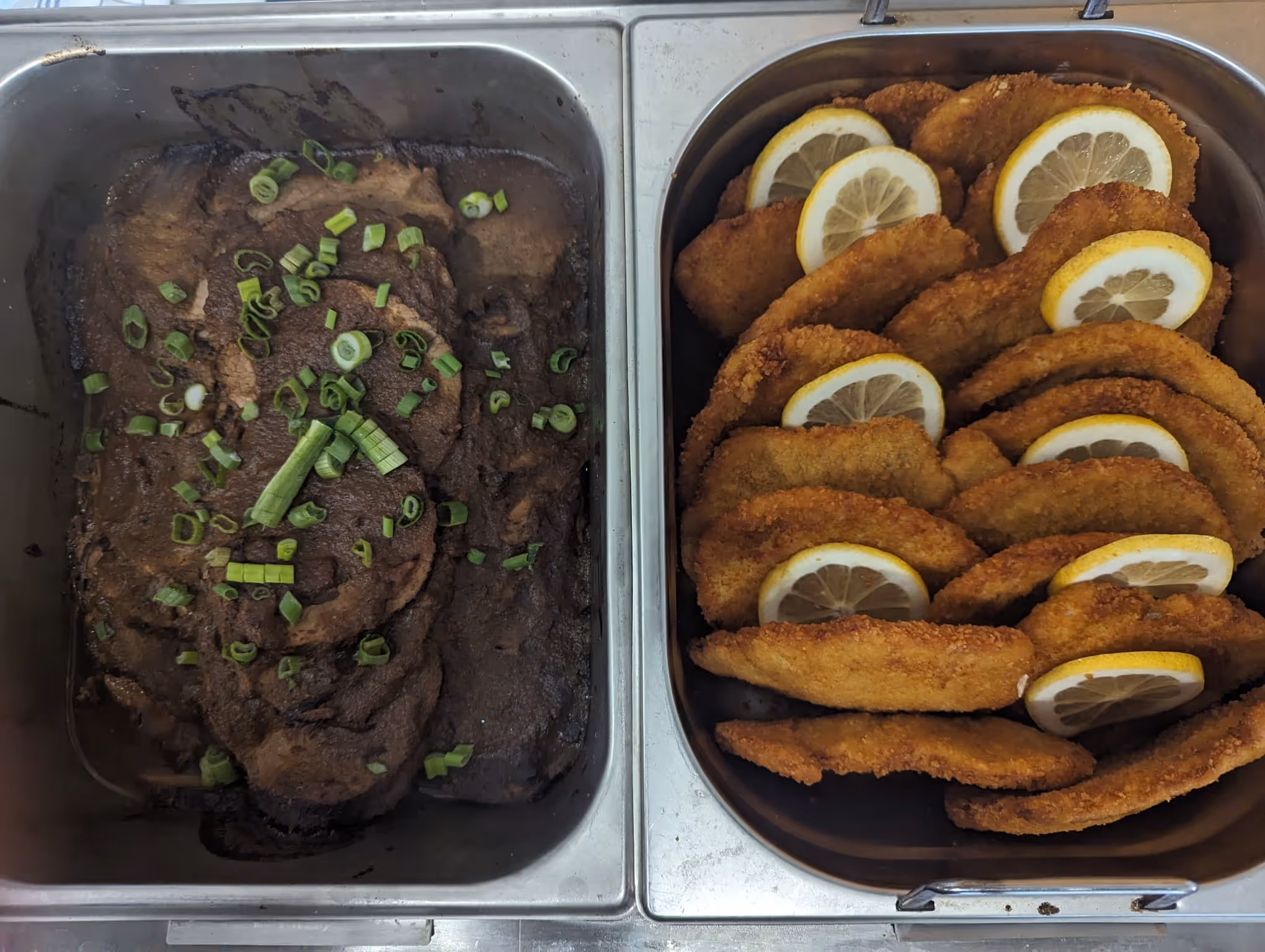 Outdoor-Catering mit frischen Speisen
