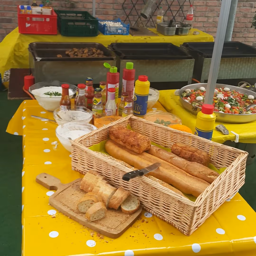 Gaeste geniessen das Catering