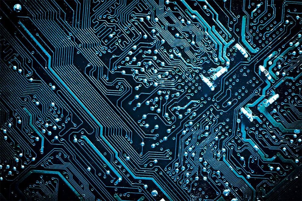 Nahaufnahme einer blauen Leiterplatte mit komplexen elektrischen Verbindungen.