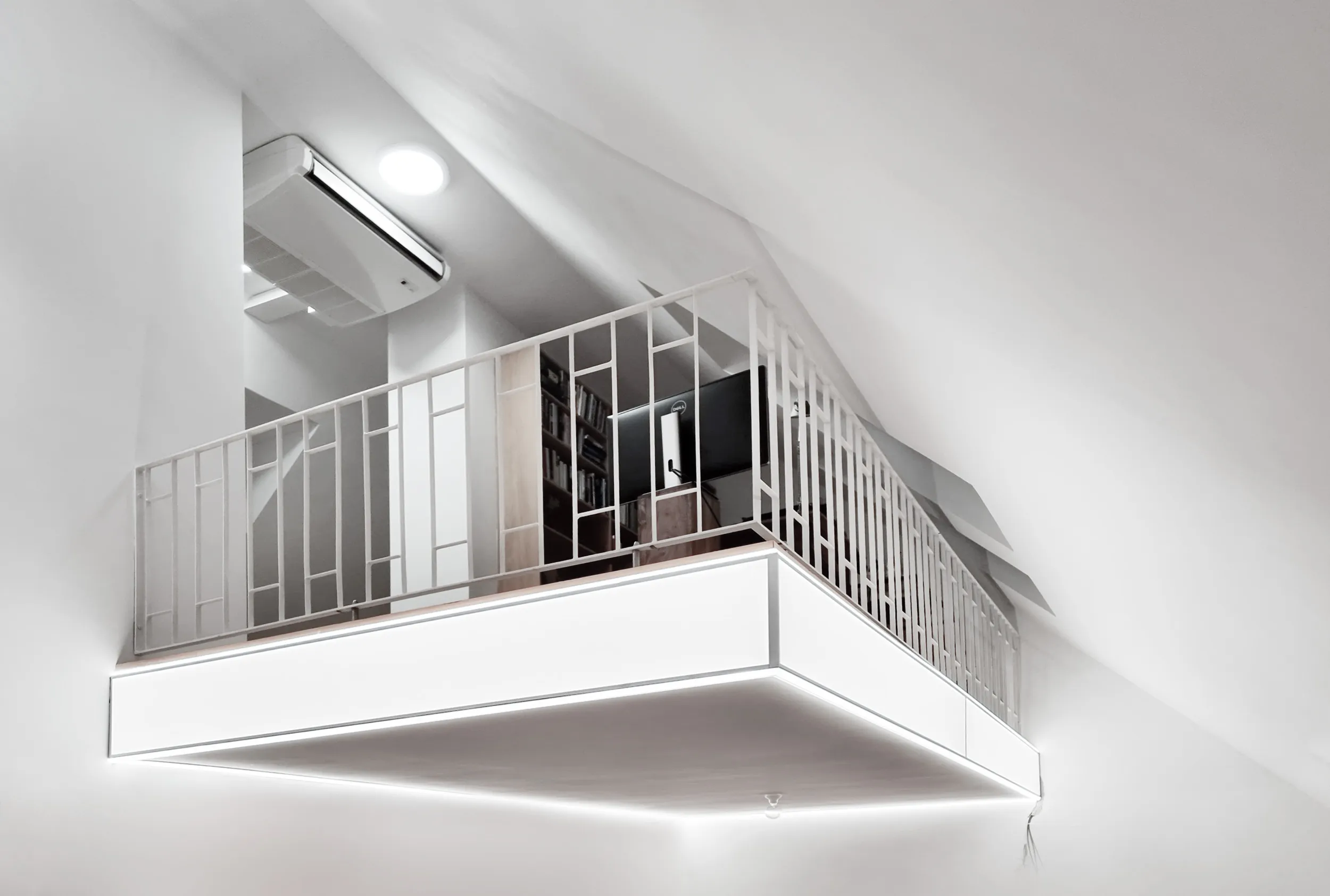 Moderner heller Raum mit einem Balkon mit weißen Geländern, LED-Beleuchtung und einer Klimaanlage an der Decke.