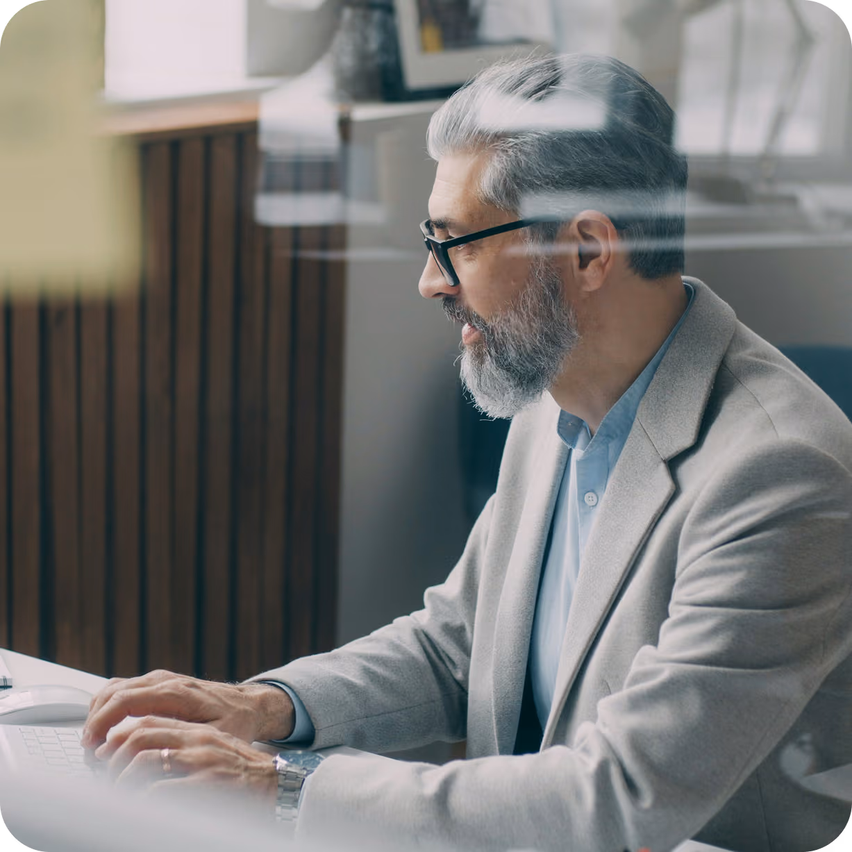 homme de profil qui tape sur son clavier d'ordinateur