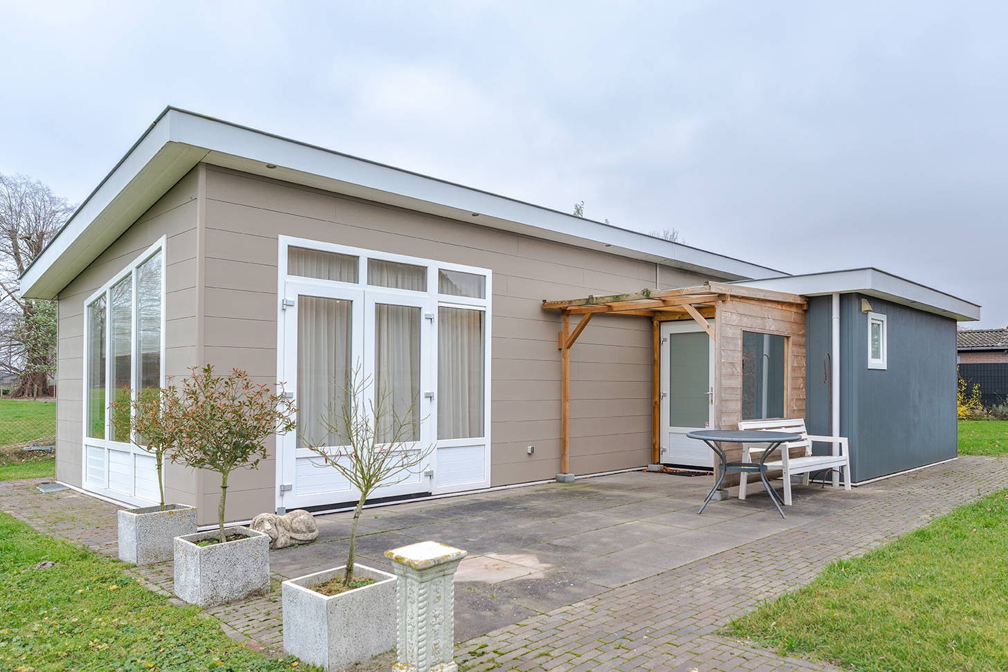 Gelijkvloerse mantelzorgwoning in Doornspijk met terras, pergola en openslaande deuren