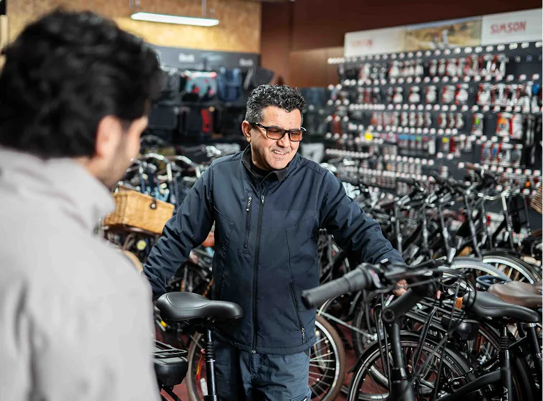 West 2 Wielers eigenaar geeft advies over een fiets in Vlaardingen.