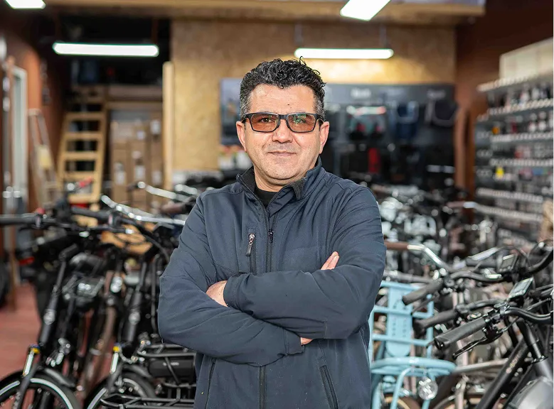 Portret fietsenmaker West 2 Wielers, fietsenwinkel in Vlaardingen. In de winkel.