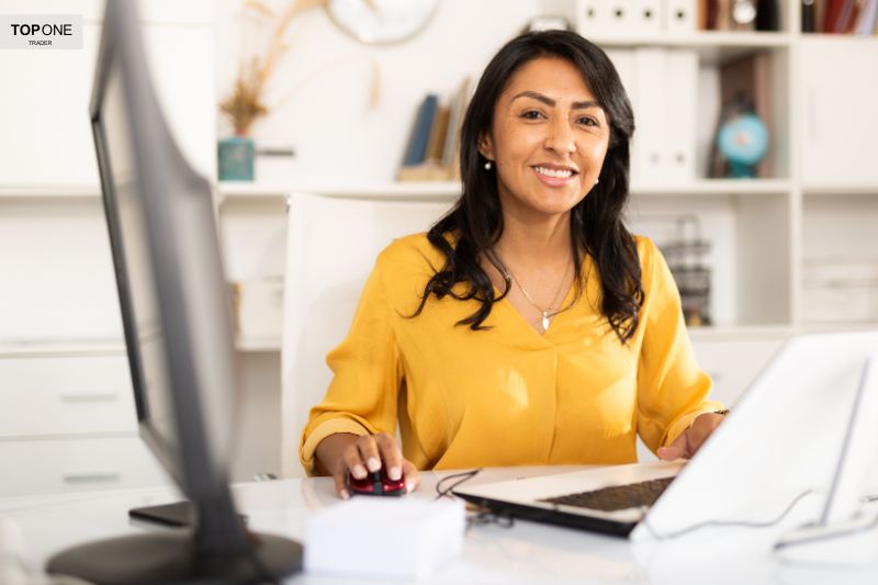 How to become a funded traderâ€”confident woman trading on a laptop, representing financial independence through funded trading programs