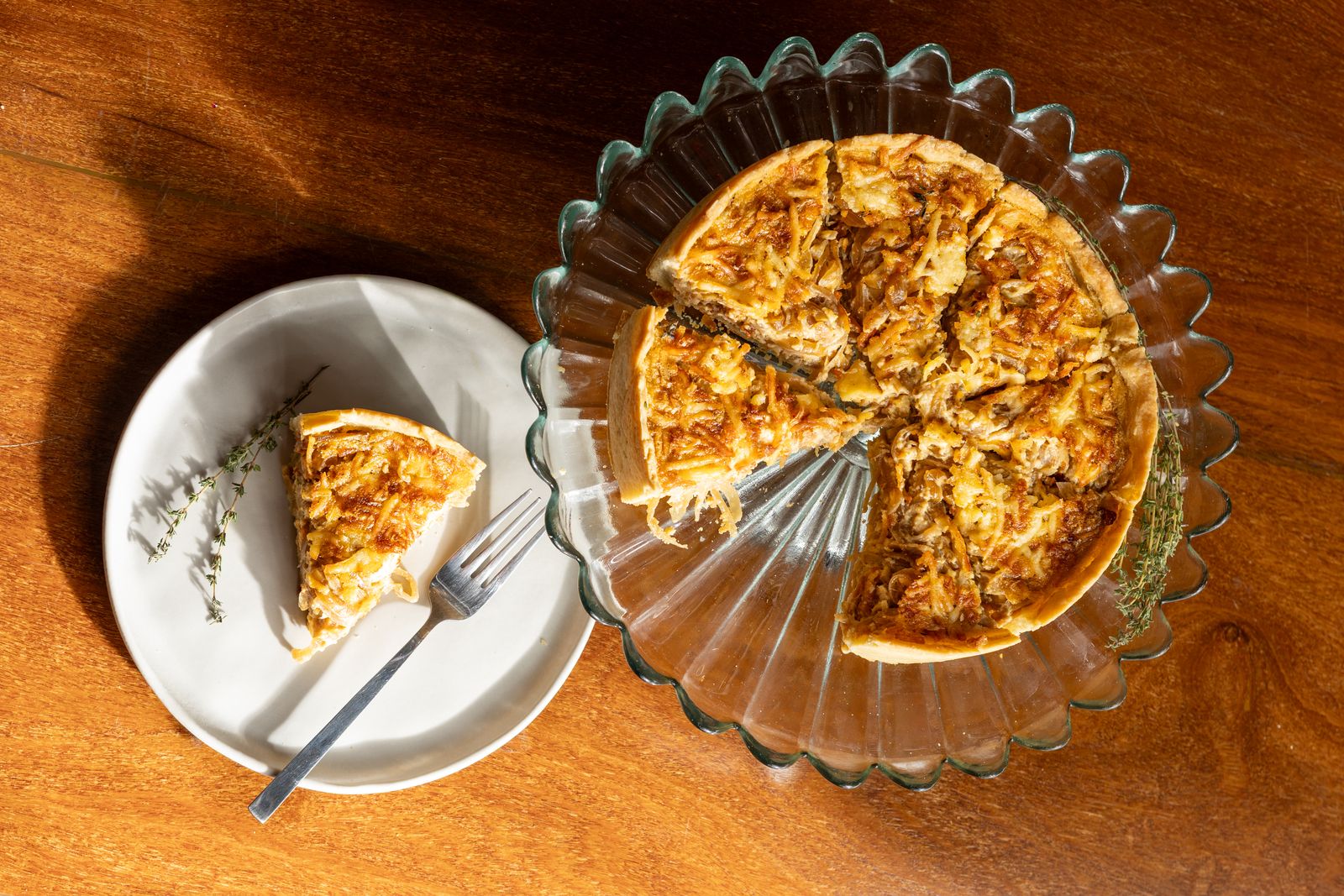 Quiche fatiada em prato de vidro