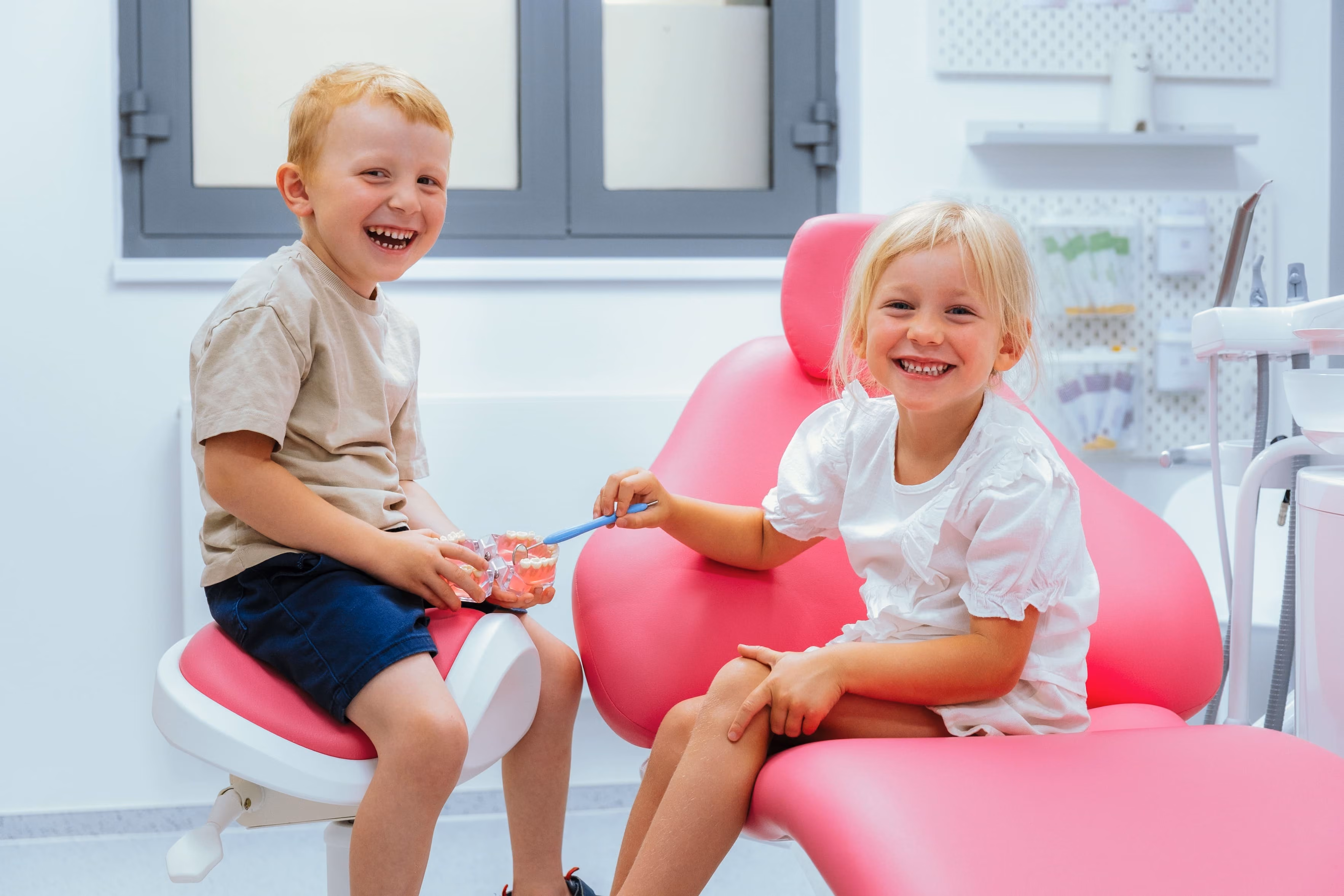Děti v zubním křesle ordinace MedicaDent – dentální hygiena bez obav pro celou rodinu v Třebíči