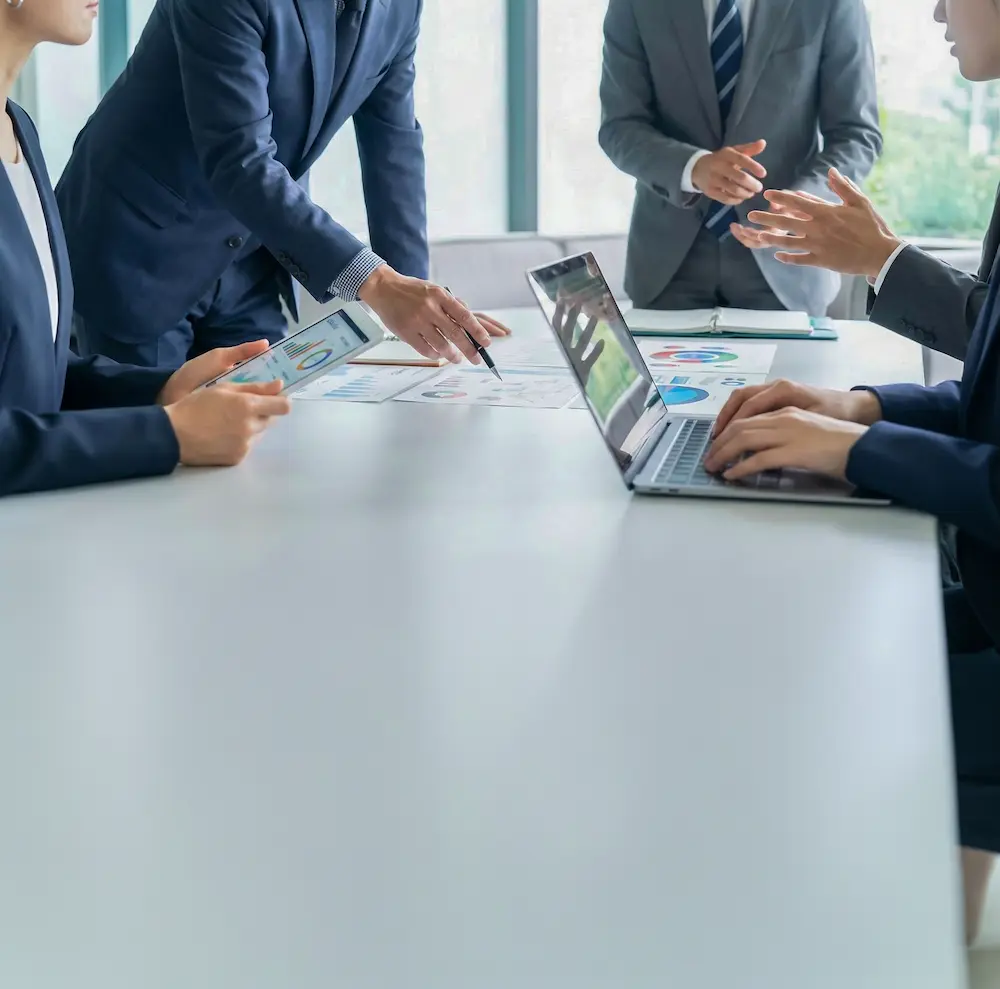 Geschäftsführung im Meeting mit Laptop und Diagrammen zur strategischen Planung und Entscheidungsfindung für Unternehmer bei Schoetz & Partner in Göppingen und Dresden