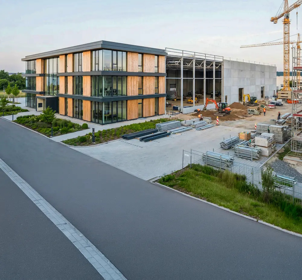 Modernes Unternehmensgebäude im Ausbau als Symbol für wachsende Unternehmen bei Schoetz & Partner in Göppingen und Dresden