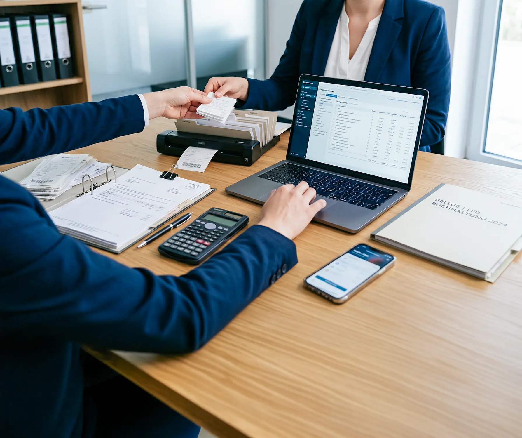 Digitale Buchhaltung mit Belegmanagement, Laptop, Scanner und Finanzunterlagen bei Schoetz & Partner in Göppingen und Dresden