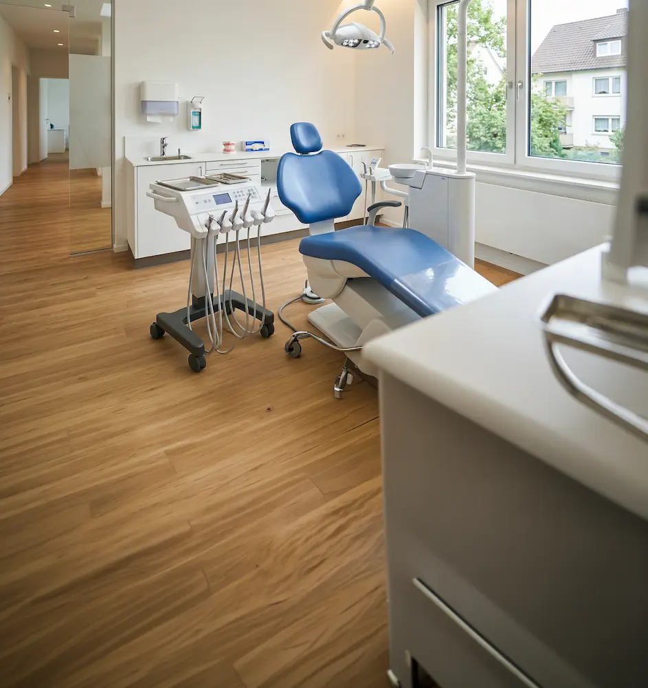 Moderner Behandlungsraum einer Zahnarztpraxis als Symbol für Gesundheitswesen und Praxen bei Schoetz & Partner in Göppingen und Dresden