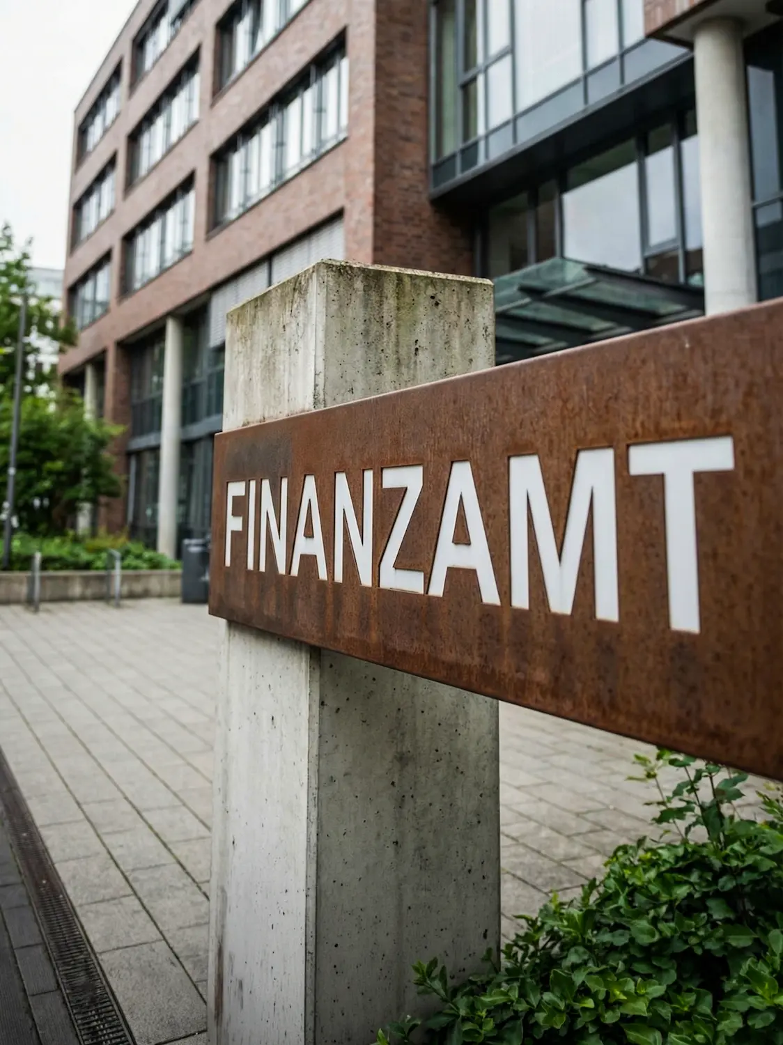 Gebäude des Finanzamts als Bild für steuerliche Anmeldung und das erste Geschäftsjahr bei Schoetz & Partner in Göppingen und Dresden