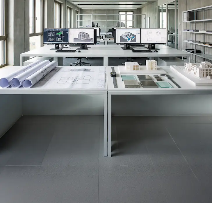 Modernes Ingenieurbüro mit CAD-Arbeitsplätzen, Bauplänen und Architekturmodellen als Symbol für Ingenieure und Techniker bei Schoetz & Partner in Göppingen und Dresden