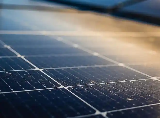 Photovoltaik-Anlage auf dem Dach des Bürogebäudes als Teil der Historie von Schoetz & Partner im Jahr 2024
