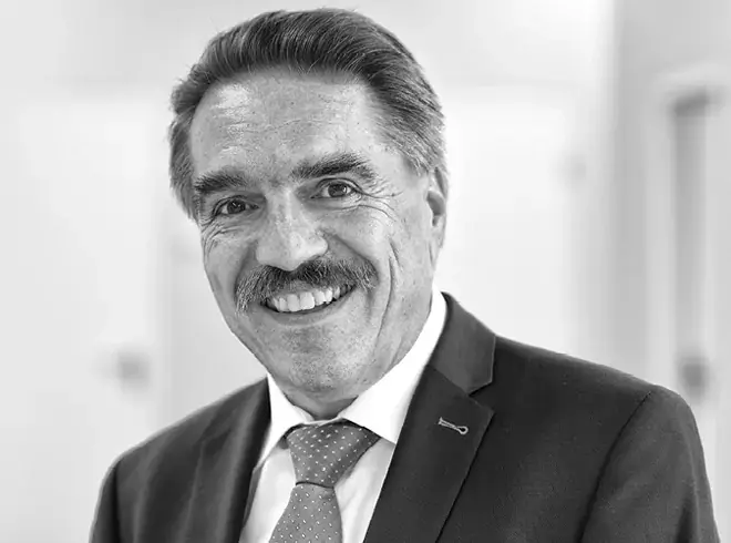 Porträt von Klaus Storz zur Kanzleihistorie von Schoetz & Partner im Zusammenhang mit seinem Ausscheiden aus der Partnerschaft 2024/25