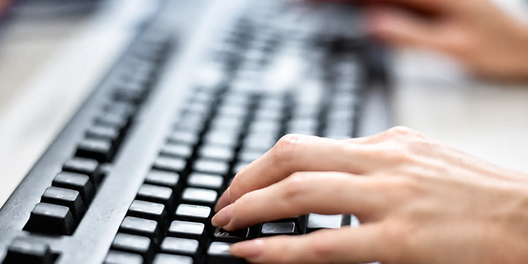 Hände tippen auf Tastatur als Symbolbild für aktuelle Themen und Neuigkeiten bei Schoetz & Partner