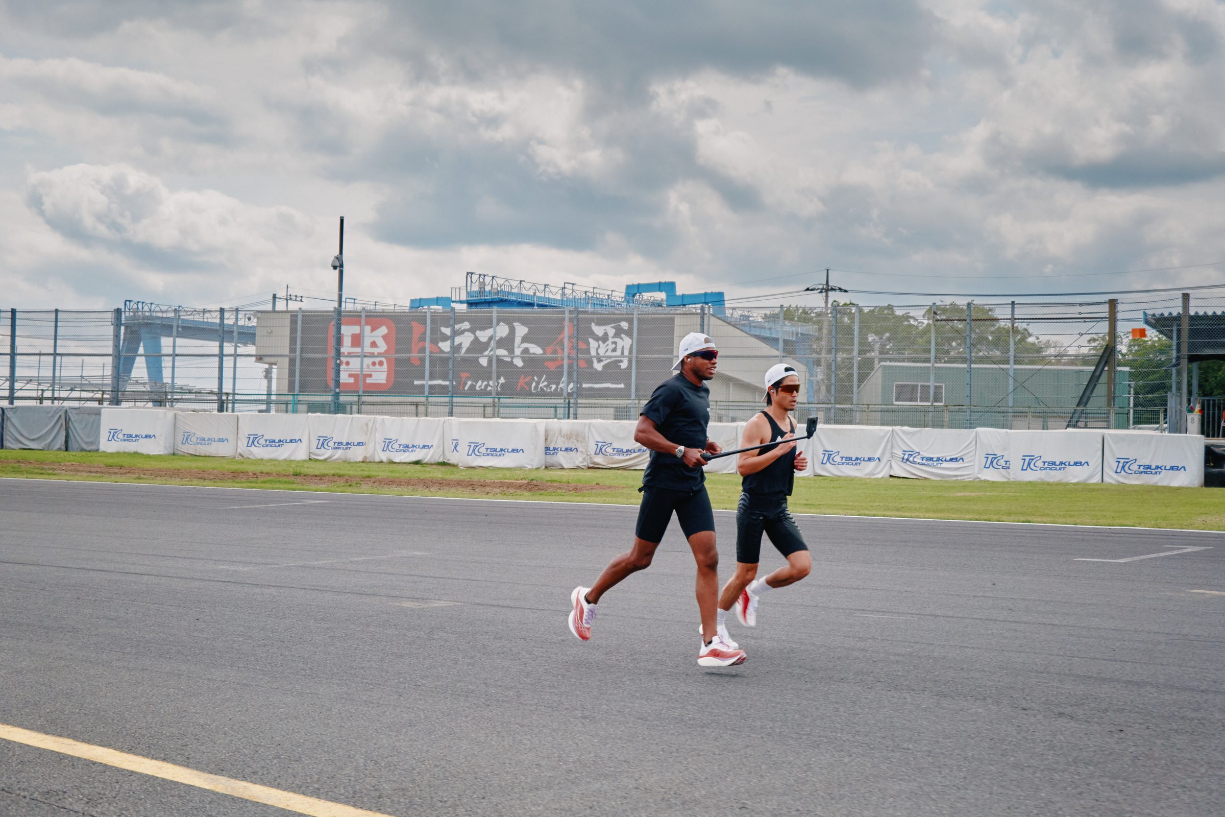 QuHarrison Terry and a running partner on Tsukuba Circuit, camera in hand
