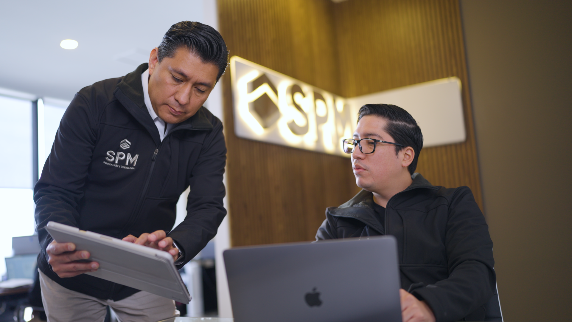 Consultor de SPM asesorando a un cliente en sus oficinas