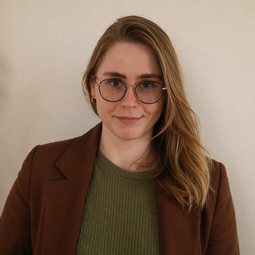 Portrait von Elisabeth, Mitgründerin von Femvestory und Expertin für transparente Vermögensberatung und Vorsorge.
