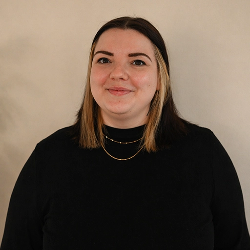 Portrait von Lena, Mitgründerin von Femvestory und Expertin für moderne Finanzstrategien für Frauen.
