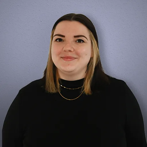 Portrait von Lena, Mitgründerin von Femvestory und Expertin für moderne Finanzstrategien für Frauen.