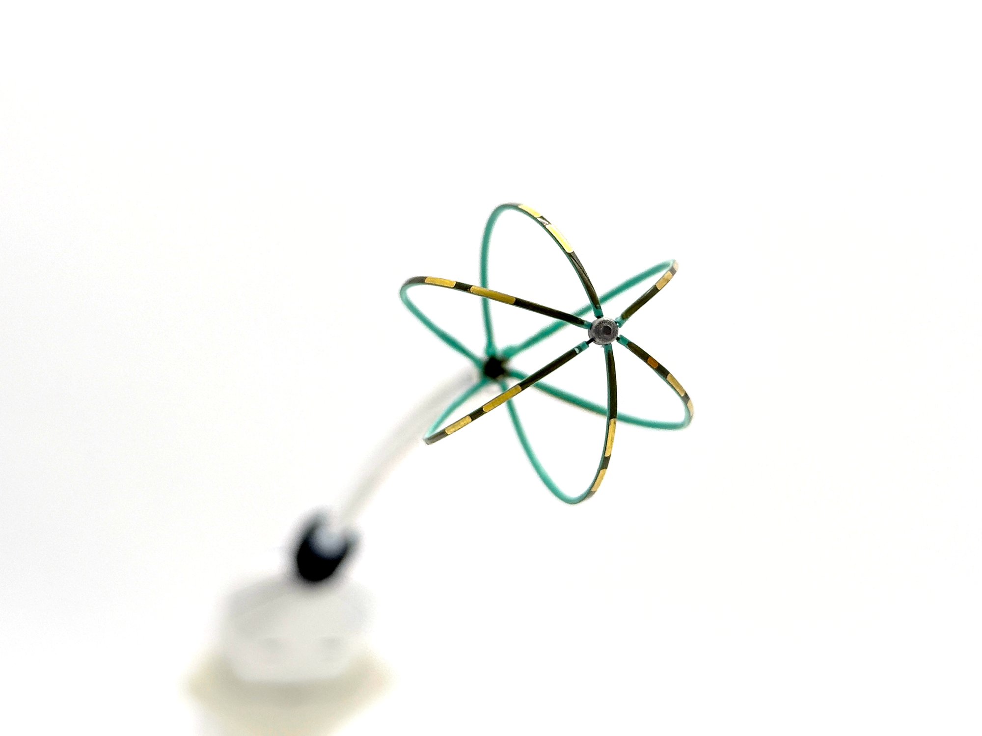 Basket catheter with intersecting electrode loops