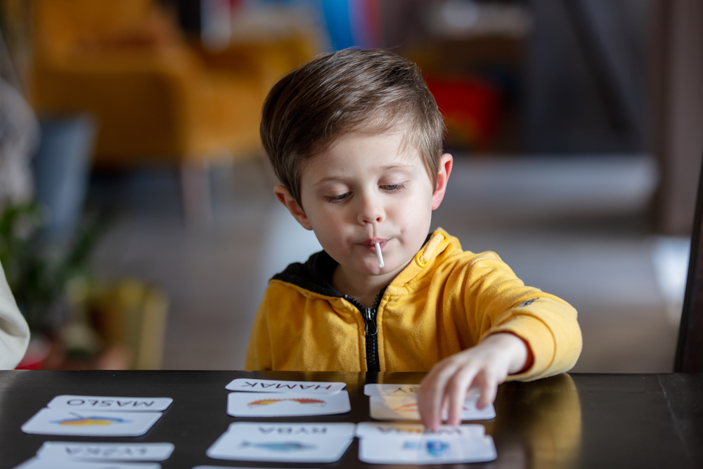 Child using flashcards in a reading program for kids
