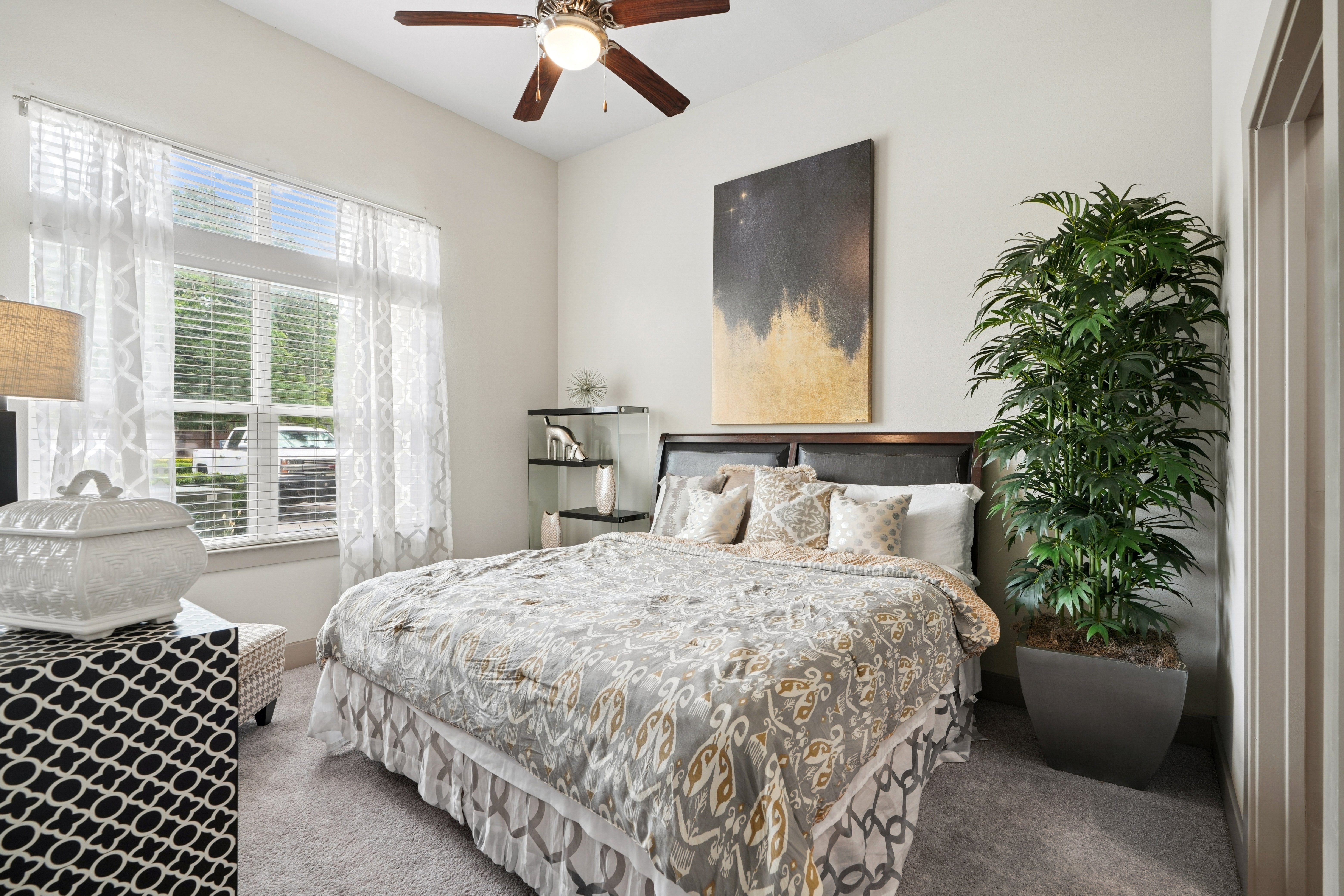 Bedroom with carpet and direct access to bathroom
