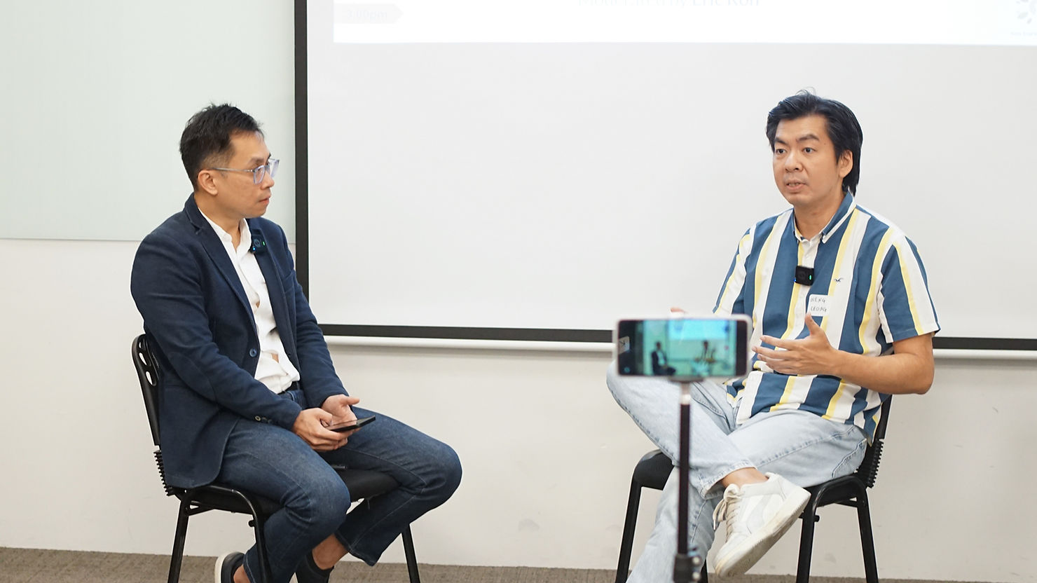 Eric Koh having fireside chat with one of the entrepreneurs Weng Leong Kam