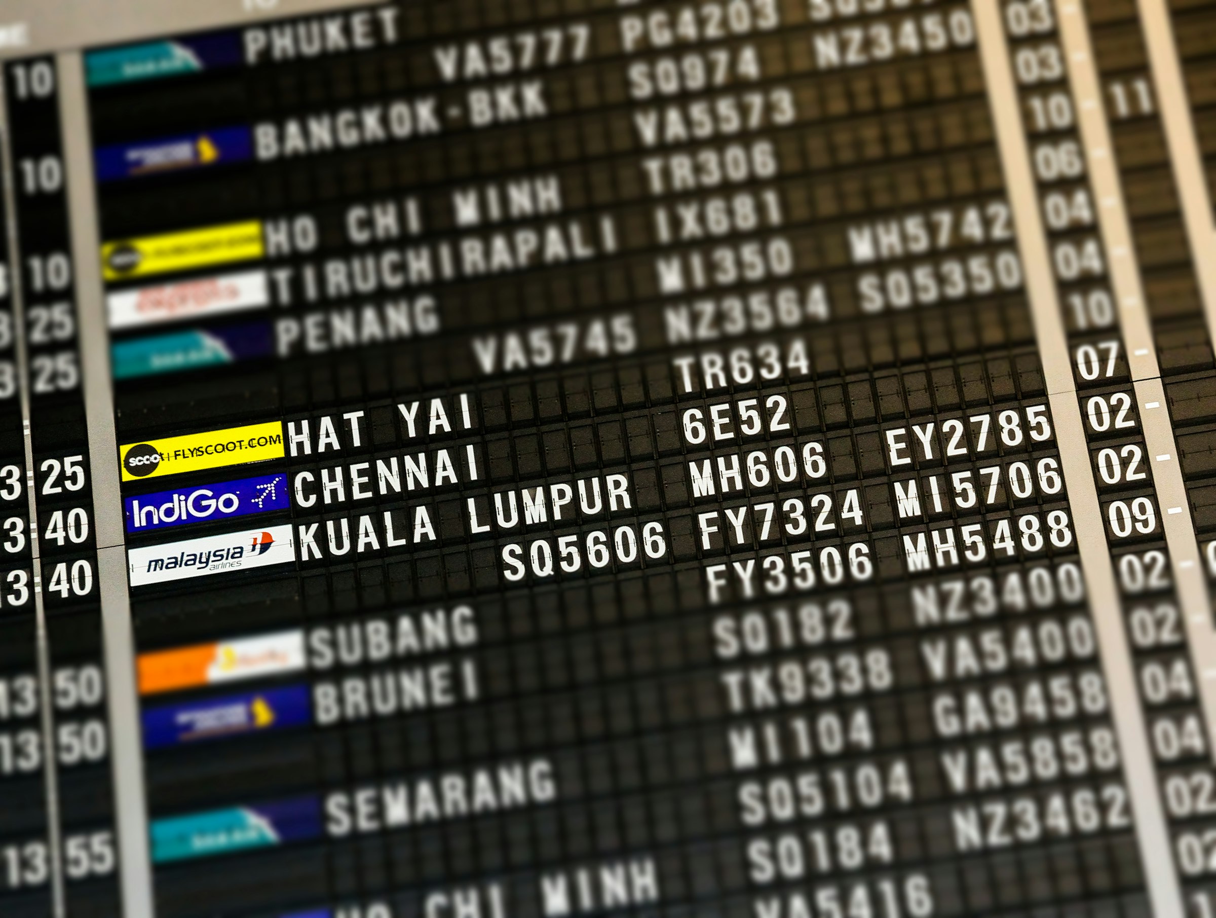 An airport flight departure board listing destinations and times, illustrating the fixed timeline facing Atlassian Data Center customers ahead of the March 2029 end of life. Photo by Benjamin Wong on Unsplash.