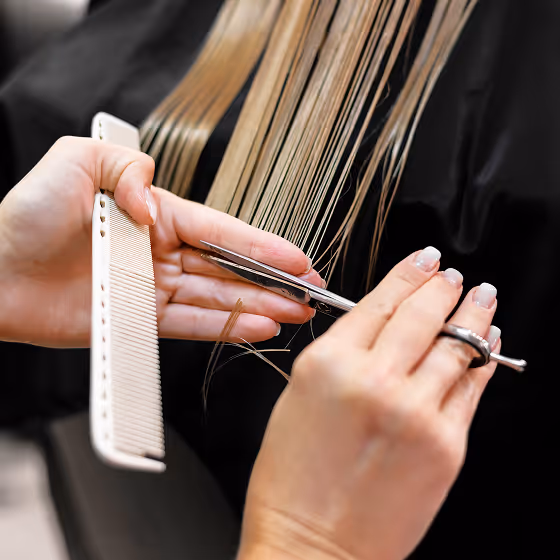 Blonde lange Haare nach professionellem Damenhaarschnitt