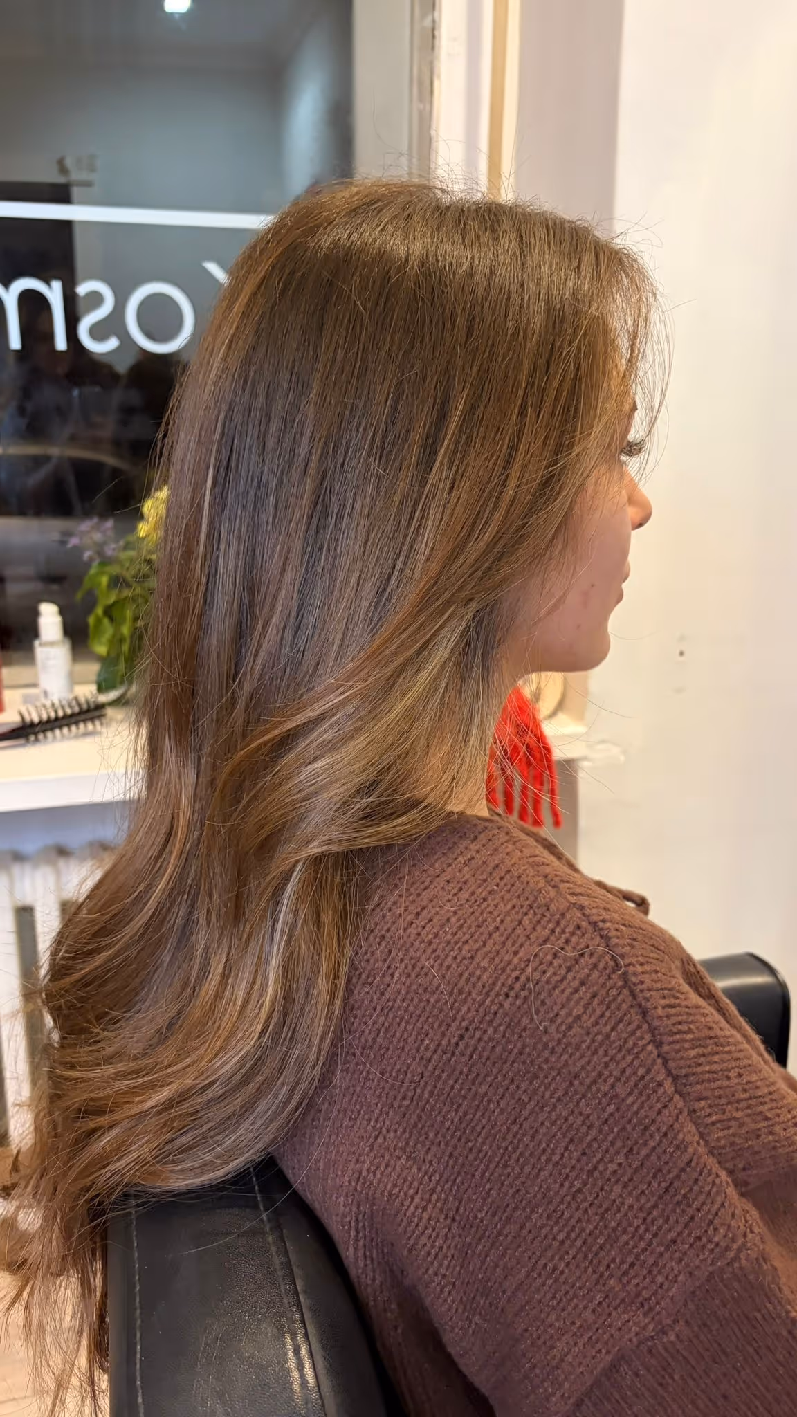 Nahaufnahme eines Barbiers, der den Haarschnitt und Bart eines Mannes formt.