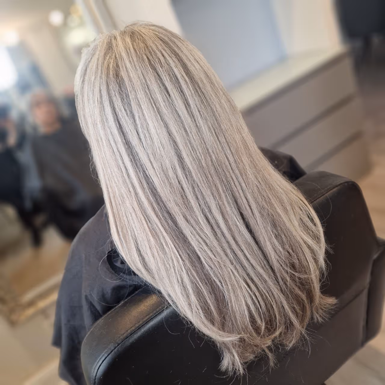 Langes blondes Haar mit sanftem Farbverlauf nach dem Färben.