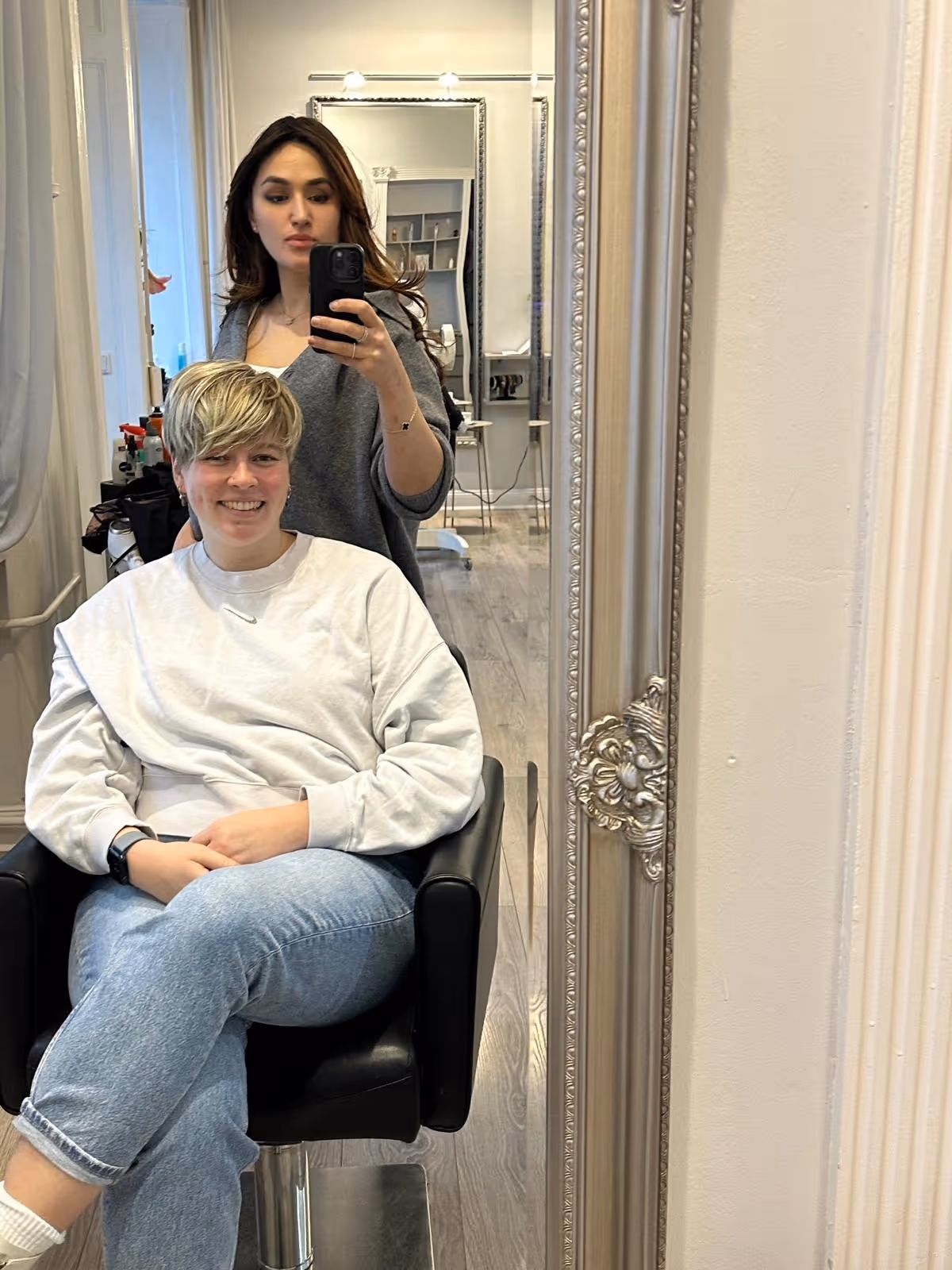 Damenhaarschnitt mit Pony, Seitenansicht im Salon.