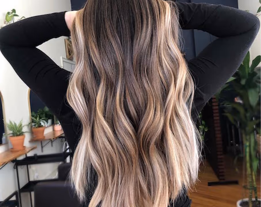 Langes gewelltes Haar mit professioneller Coloration und Tönung