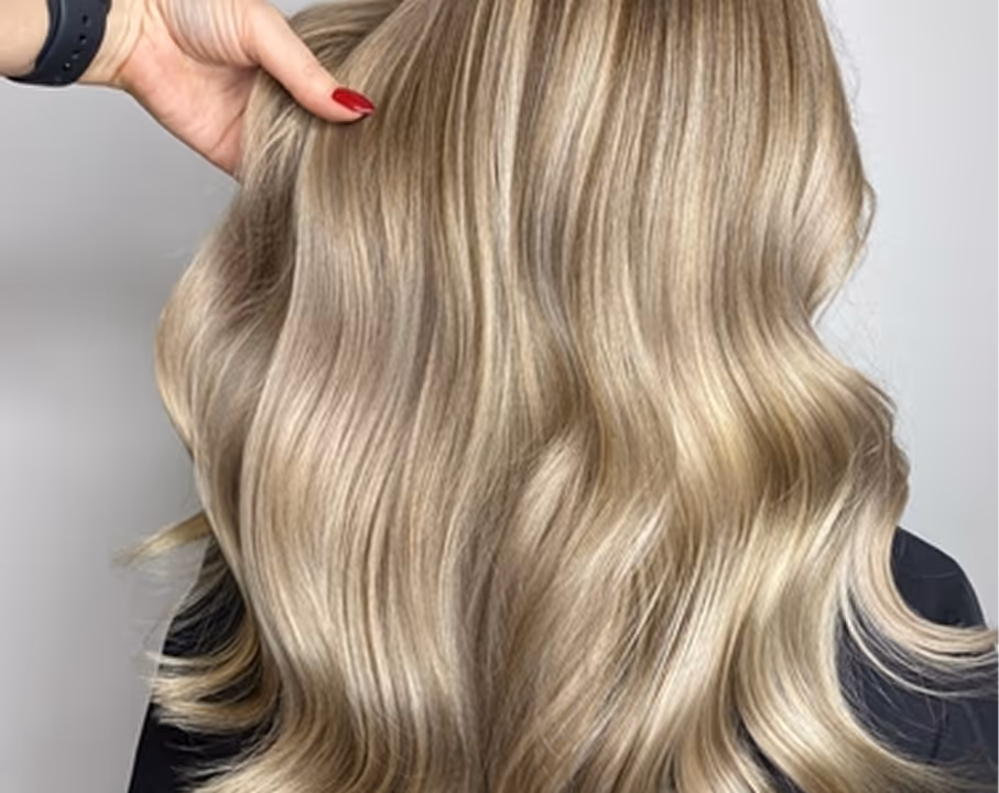 Blondes Haar mit Balayage-Technik und weichen Wellen
