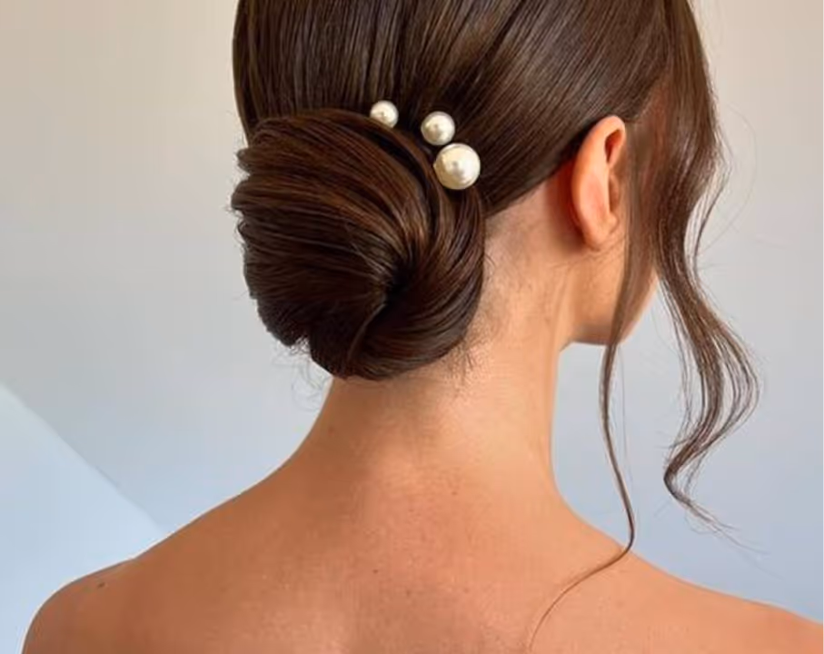 Elegante Hochsteckfrisur für besondere Anlässe mit Haarschmuck