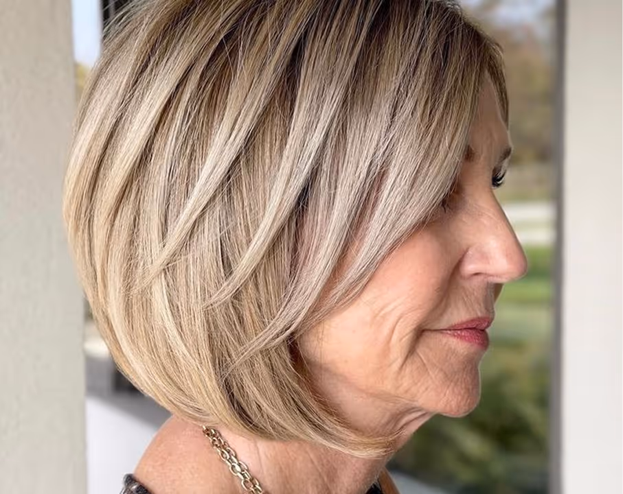 Blonde Frau mit modernem Damenhaarschnitt und professionellem Haarstyling im Friseursalon